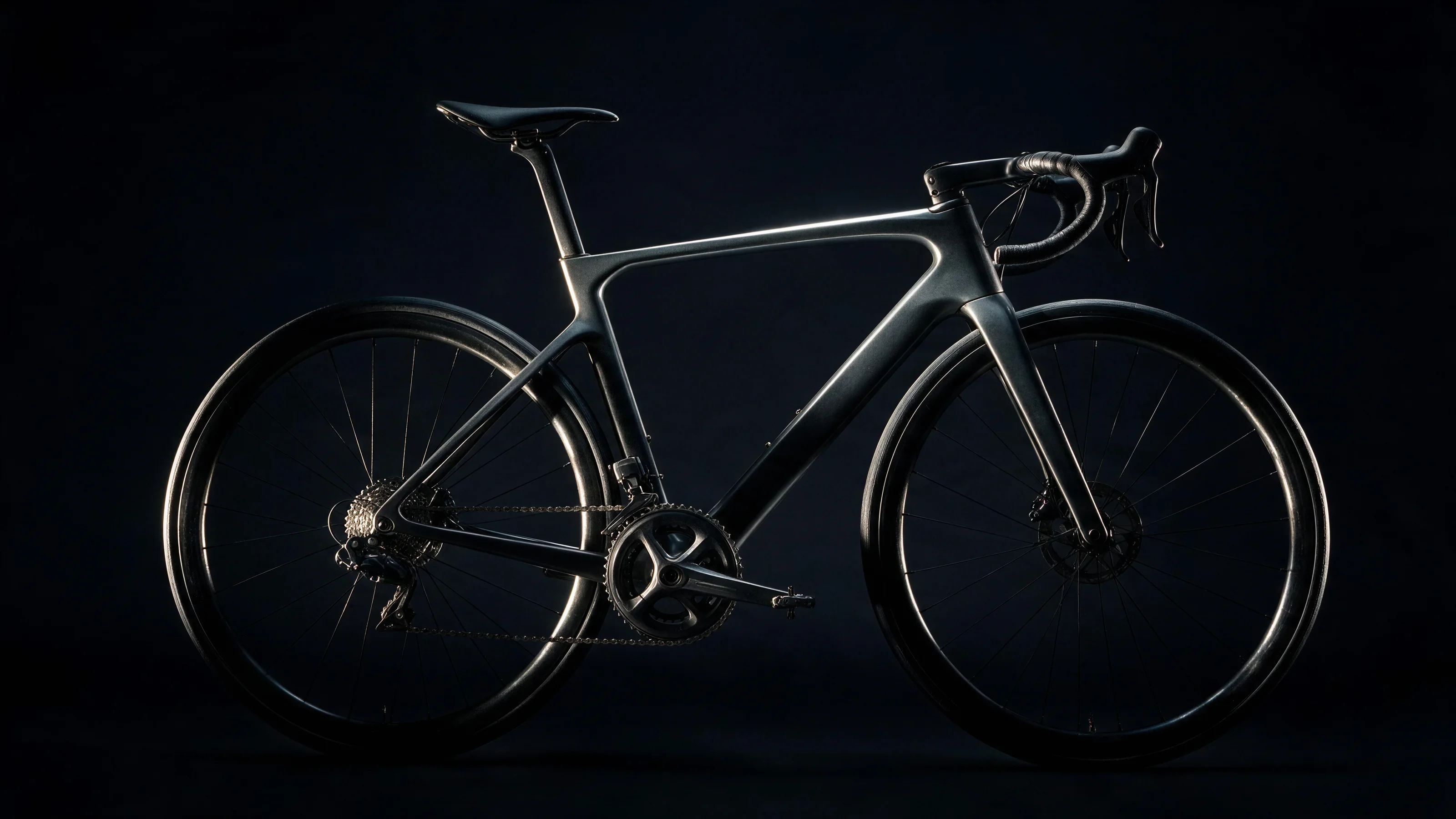 Bicicleta de ruta de perfil sobre fondo oscuro